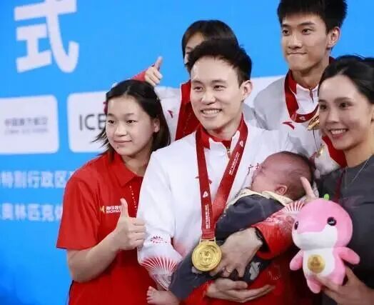 广东跳水男团夺金后，全红婵化身“带娃姐”