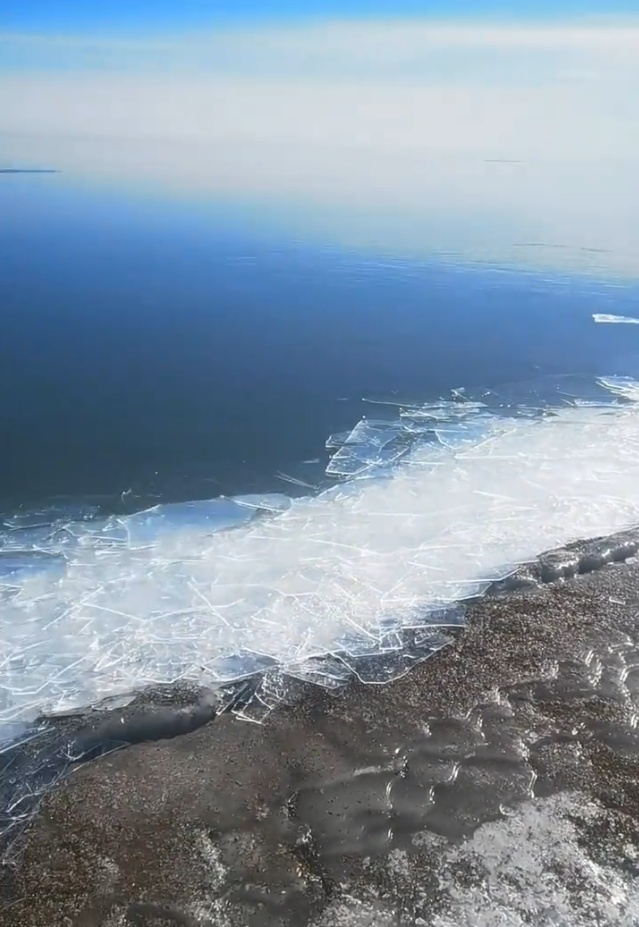 内蒙古第一大湖现“跑冰排”壮景：冰排相互簇拥如波涛般冲向岸边