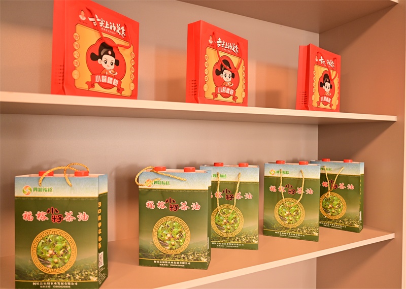 “宝，你吃橄榄吗？”福州这位光头大叔突然火了，他的身份不一般