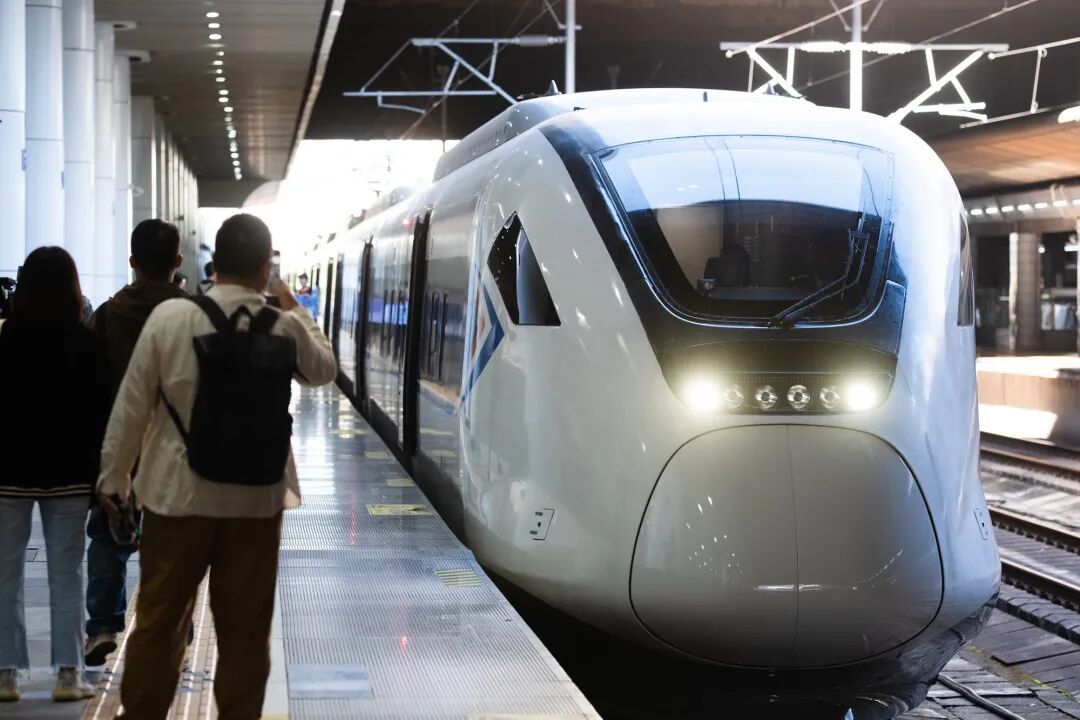 广深动车今起提速,广州东站-深圳站最快57分钟直达,间隔最短5分钟一趟 广深动车今起提速,广州东站-深圳站最快57分钟直达,间隔最短5分钟一趟