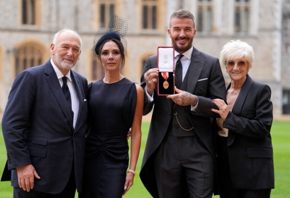 贝克汉姆获查尔斯授勋，长子大布和妮可拉缺席家庭庆功会