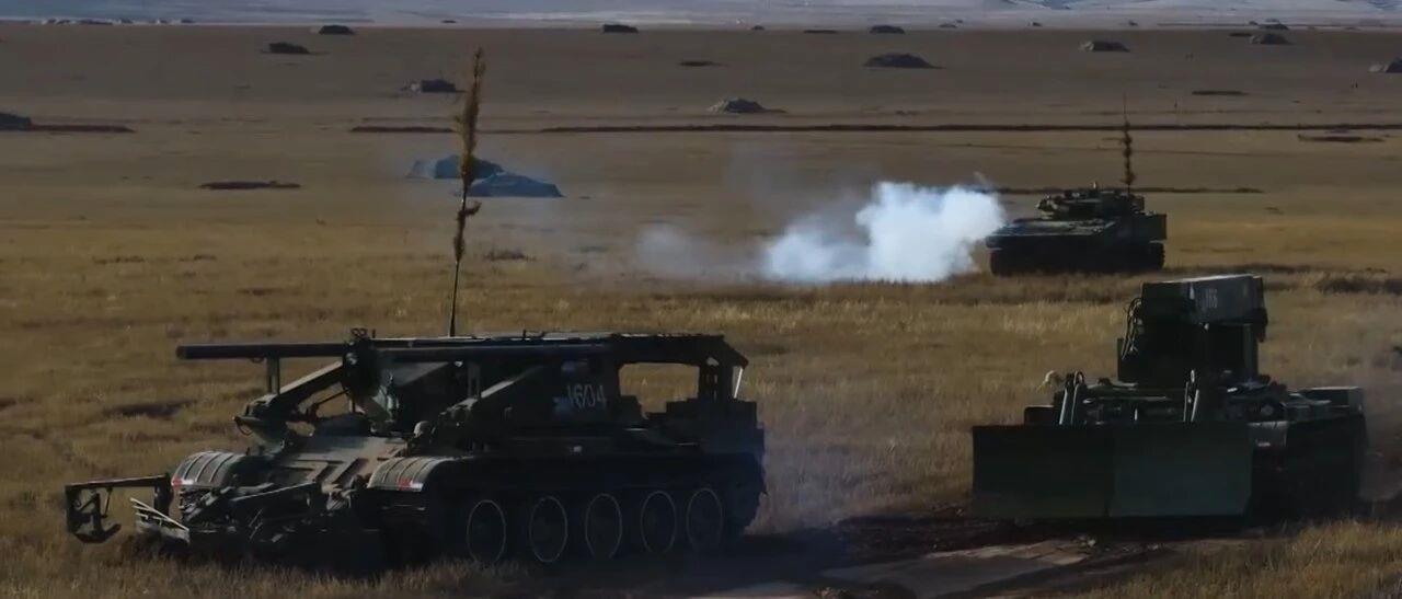 大场面!机器狗、无人机开路,实兵对抗演练画面公布 大场面!机器狗、无人机开路,实兵对抗演练画面公布