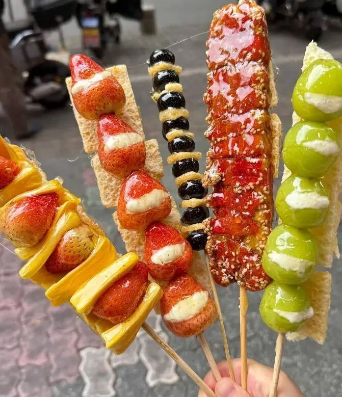 奶皮子糖葫芦吃出“糖化”问题！医生提醒：这几类人群需谨慎食用