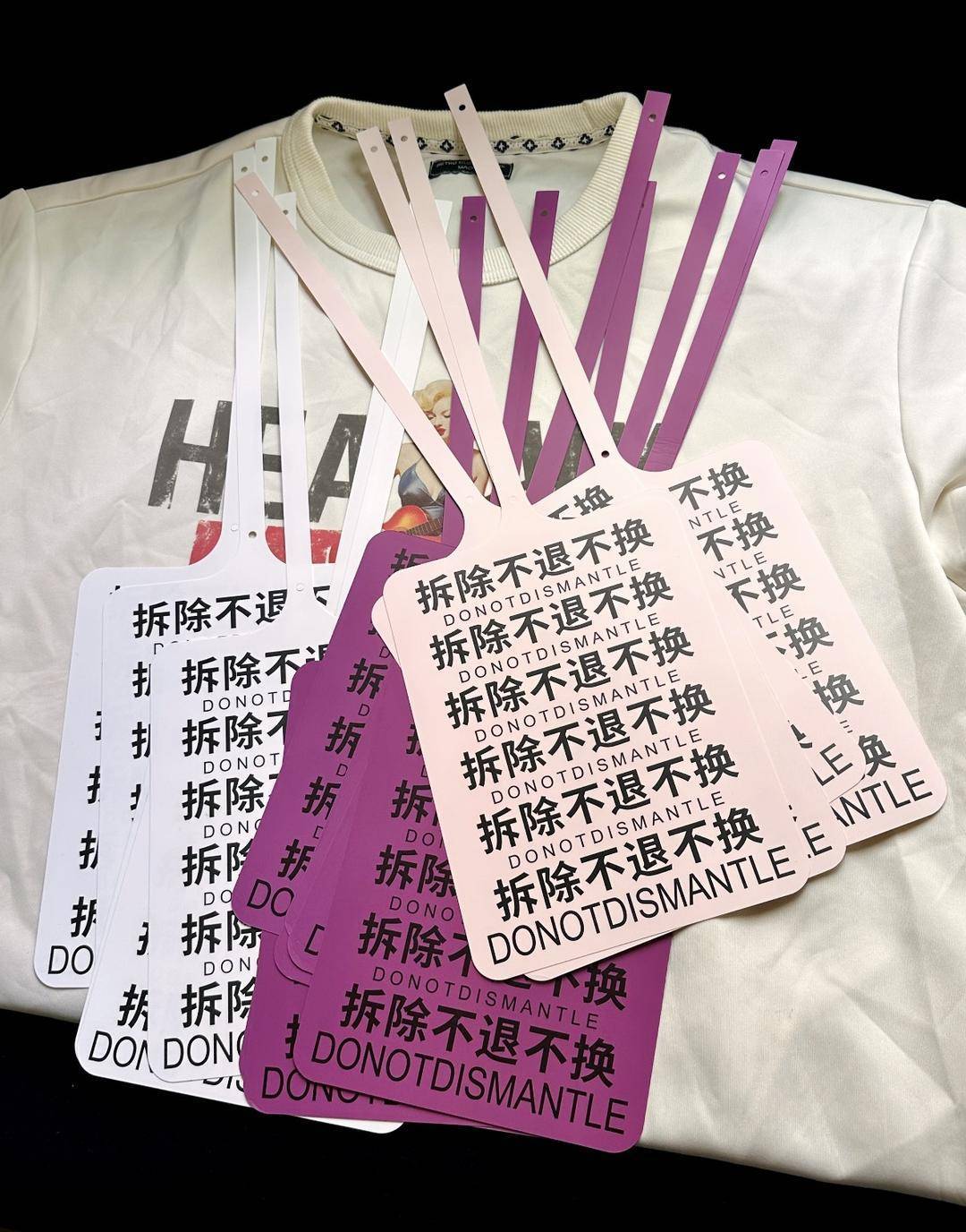 为防顾客“蹭穿”退货,商家给网购服装加上“巨无霸”吊牌 为防顾客“蹭穿”退货,商家给网购服装加上“巨无霸”吊牌