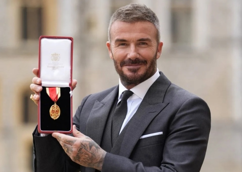 贝克汉姆获查尔斯授勋，长子大布和妮可拉缺席家庭庆功会