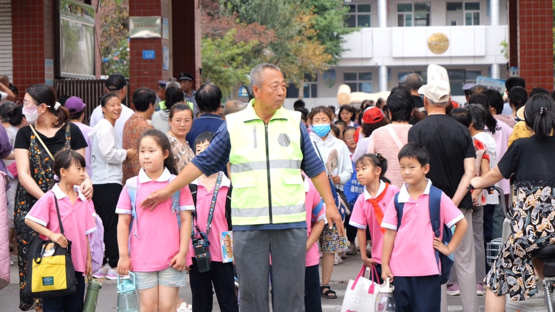 全网点赞！河北这位“红绿灯爷爷”火了