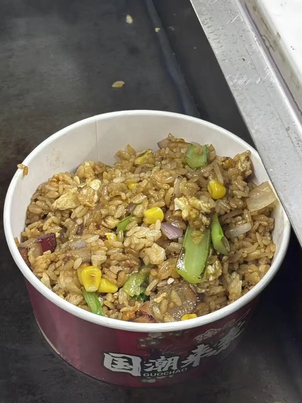 女儿一句“想念家的味道”父亲辞去工作到学校旁摆摊卖炒饭 女儿一句“想念家的味道”父亲辞去工作到学校旁摆摊卖炒饭