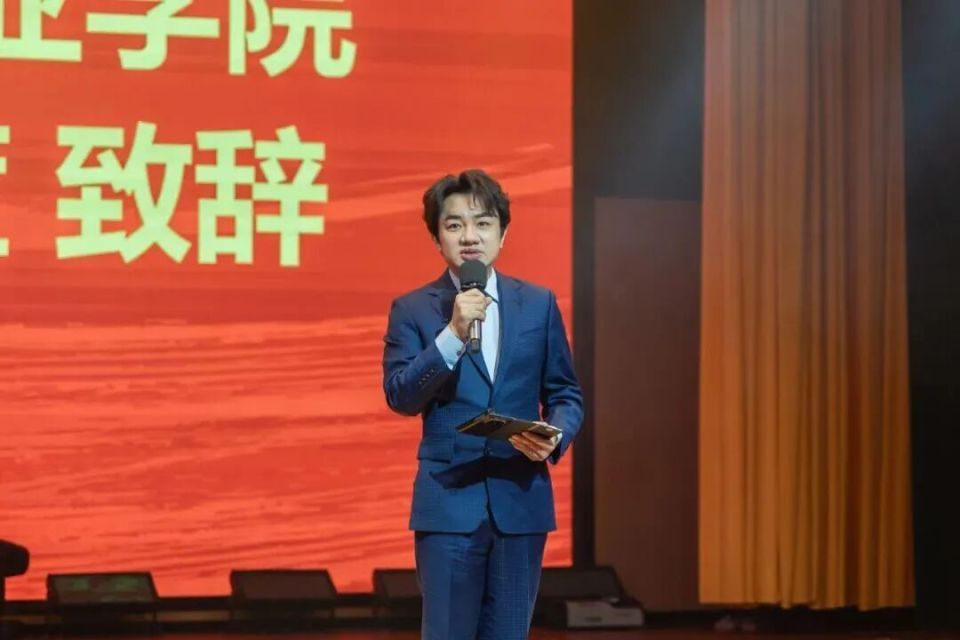 演员王祖蓝受聘为高校教授,曾称“害怕过46岁生日,自己可能会比妻子先走” 演员王祖蓝受聘为高校教授,曾称“害怕过46岁生日,自己可能会比妻子先走”