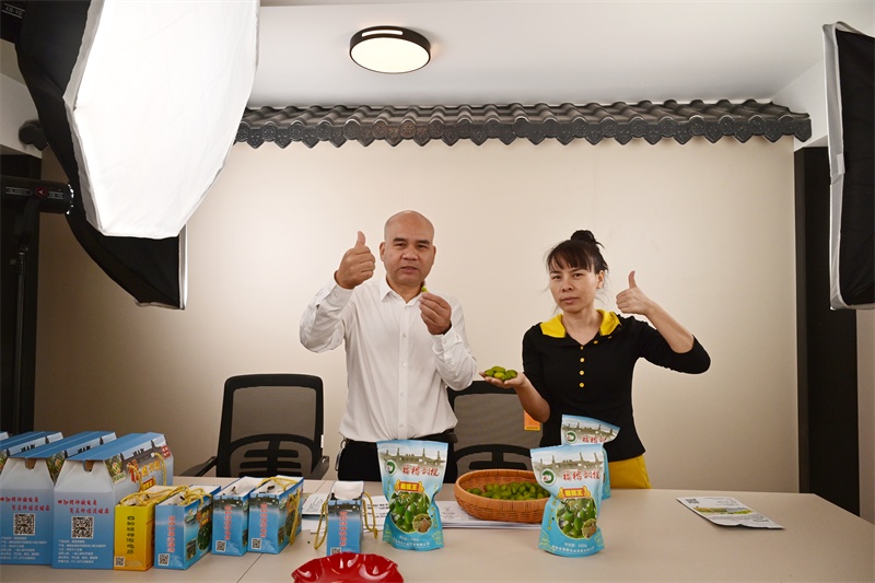 “宝，你吃橄榄吗？”福州这位光头大叔突然火了，他的身份不一般