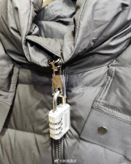 斗智斗勇!北京一服饰商家衣服上挂密码锁防退货 斗智斗勇!北京一服饰商家衣服上挂密码锁防退货