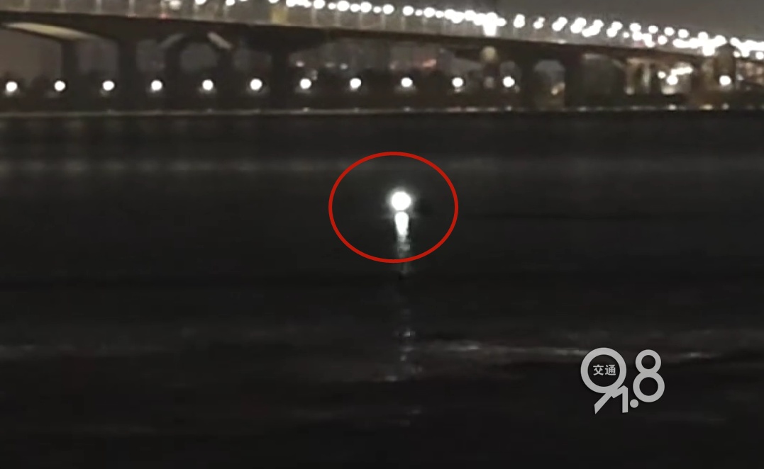 “救命！”两名男子钱塘江边夜钓时突发，情况紧急