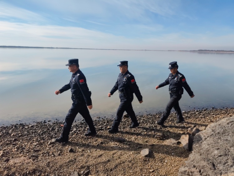 景区监控报警：黑熊出没！黑龙江同江民警挨家走访发出安全提示