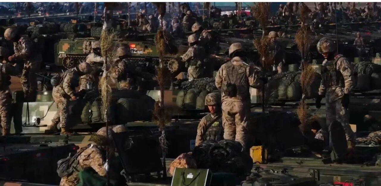 大场面!机器狗、无人机开路,实兵对抗演练画面公布 大场面!机器狗、无人机开路,实兵对抗演练画面公布