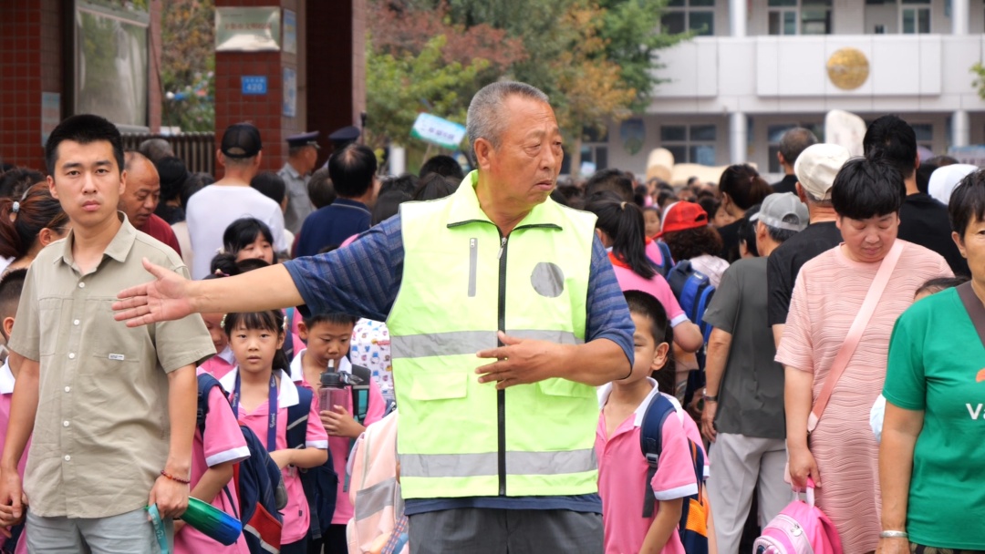 全网点赞！河北这位“红绿灯爷爷”火了
