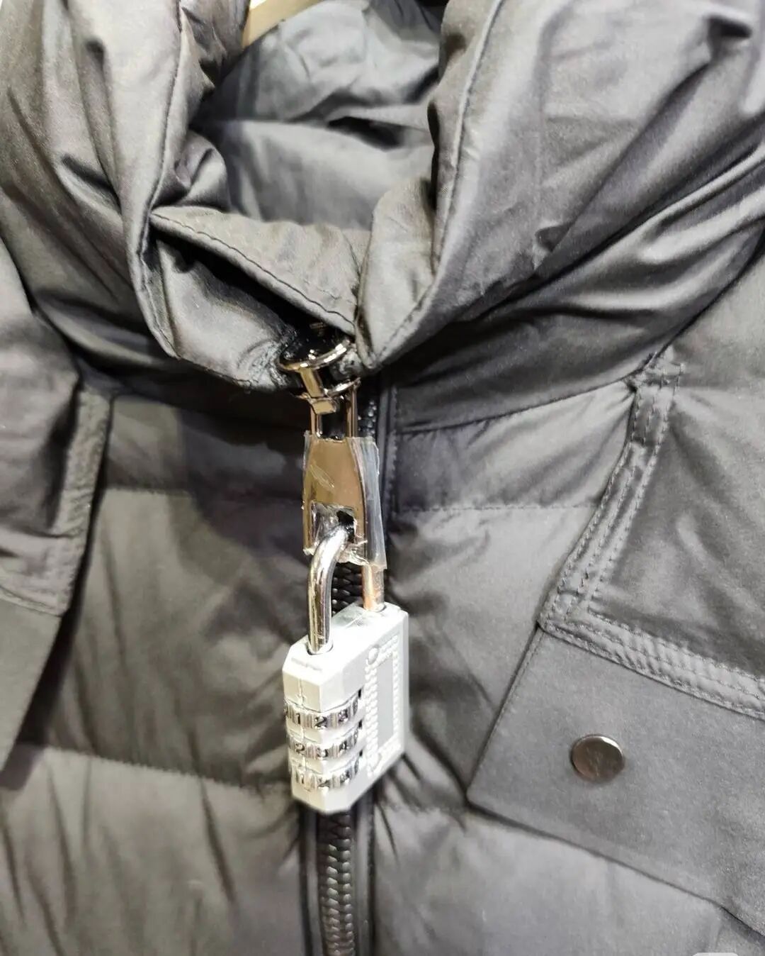 为防顾客“蹭穿”退货 北京一服饰商家在拉链上挂硬核密码锁
