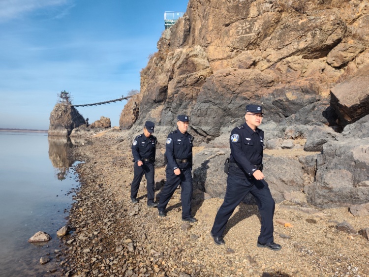 景区监控报警：黑熊出没！黑龙江同江民警挨家走访发出安全提示