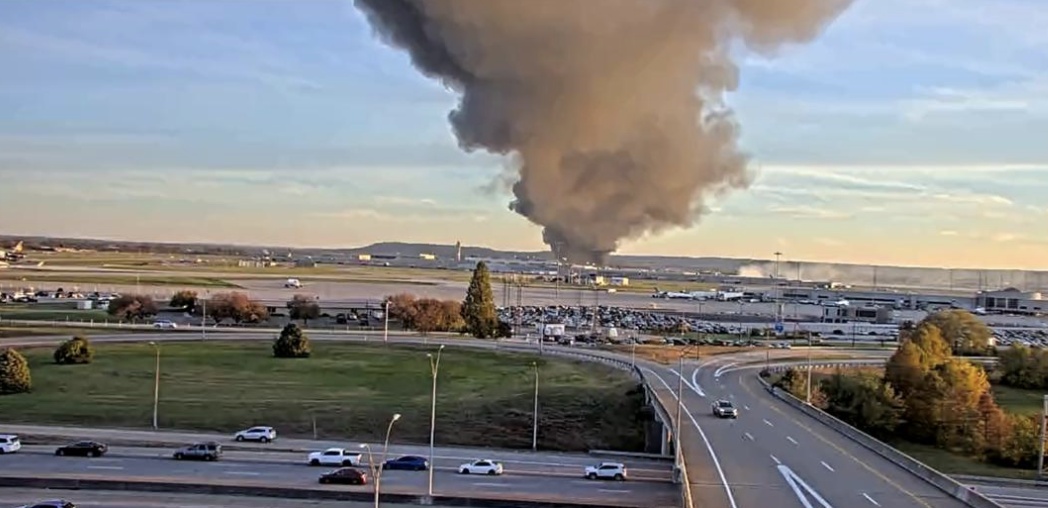 美国一飞机起飞后坠毁，现场浓烟滚滚，已造成3死11伤