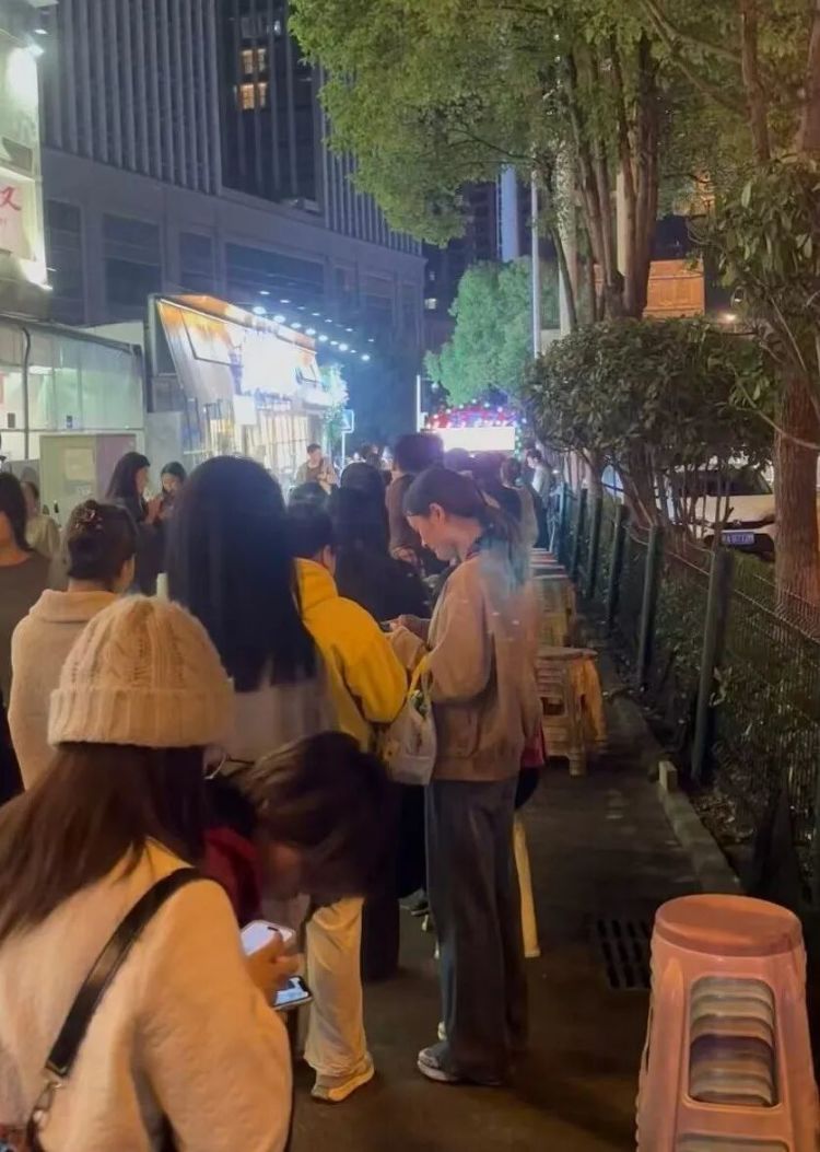 奶皮子糖葫芦爆火背后：奶皮子价格翻3倍，厂家称一天产2000张仍供不应求