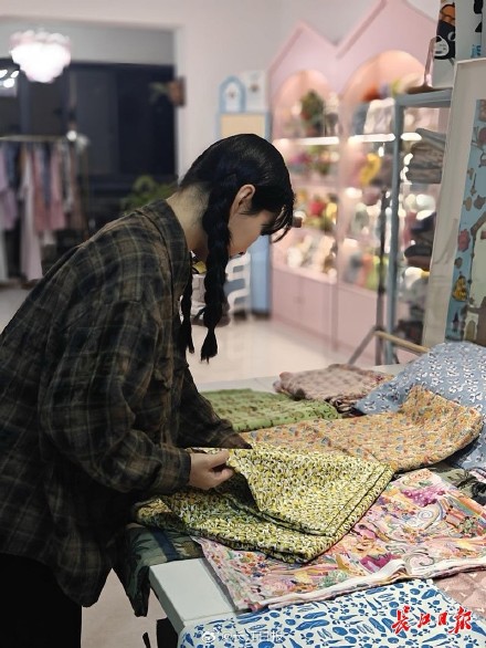 武汉年轻人为啥扎堆缝纫自习室?答案很治愈 武汉年轻人为啥扎堆缝纫自习室?答案很治愈