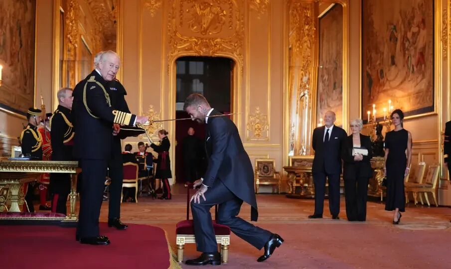 贝克汉姆正式被授予爵士头衔,英国查尔斯国王为其举行授勋仪式,本人发文:深表感激 贝克汉姆正式被授予爵士头衔,英国查尔斯国王为其举行授勋仪式,本人发文:深表感激