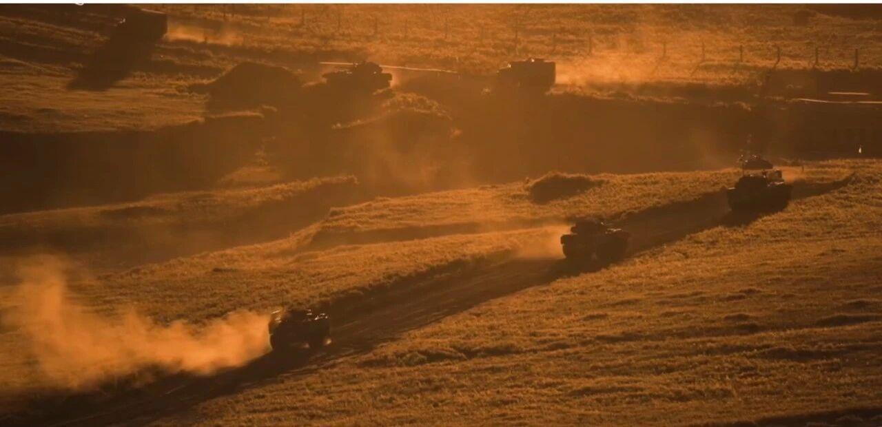 大场面!机器狗、无人机开路,实兵对抗演练画面公布 大场面!机器狗、无人机开路,实兵对抗演练画面公布