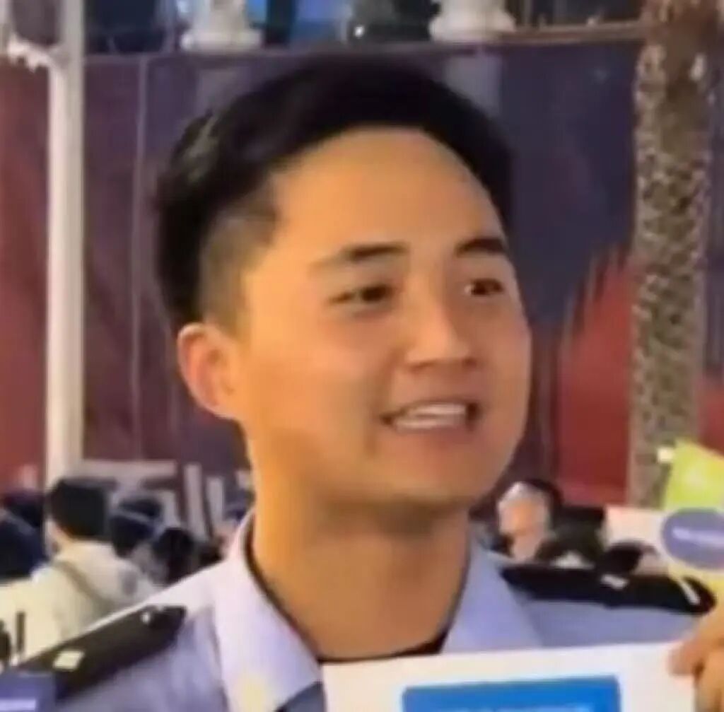 游客以为反诈民警是角色扮演？围堵要“物料”传单被抢空！