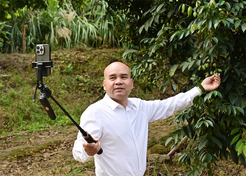 “宝，你吃橄榄吗？”福州这位光头大叔突然火了，他的身份不一般