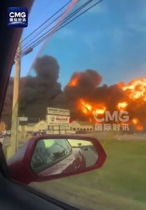 美国一飞机坠毁已致3死11伤,现场形成1.6公里火带,浓烟蔽日!警方发布紧急避难令 美国一飞机坠毁已致3死11伤,现场形成1.6公里火带,浓烟蔽日!警方发布紧急避难令