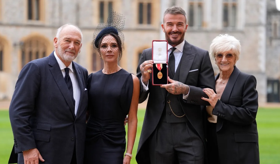 贝克汉姆正式被授予爵士头衔,英国查尔斯国王为其举行授勋仪式,本人发文:深表感激 贝克汉姆正式被授予爵士头衔,英国查尔斯国王为其举行授勋仪式,本人发文:深表感激