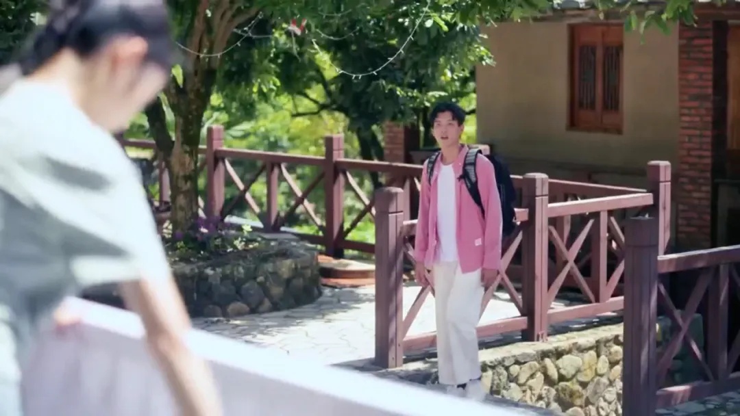 “宝，你吃橄榄吗？”福州这位光头大叔突然火了，他的身份不一般