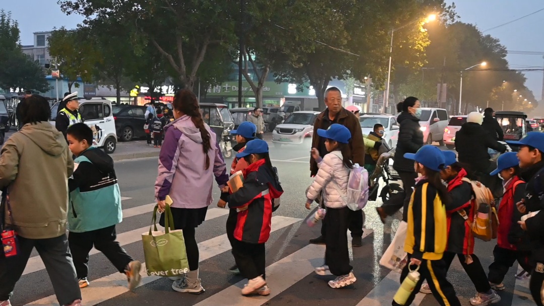 全网点赞！河北这位“红绿灯爷爷”火了