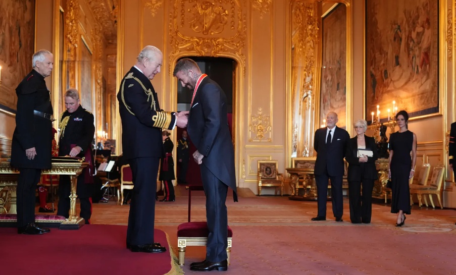 贝克汉姆正式被授予爵士头衔,英国查尔斯国王为其举行授勋仪式,本人发文:深表感激 贝克汉姆正式被授予爵士头衔,英国查尔斯国王为其举行授勋仪式,本人发文:深表感激