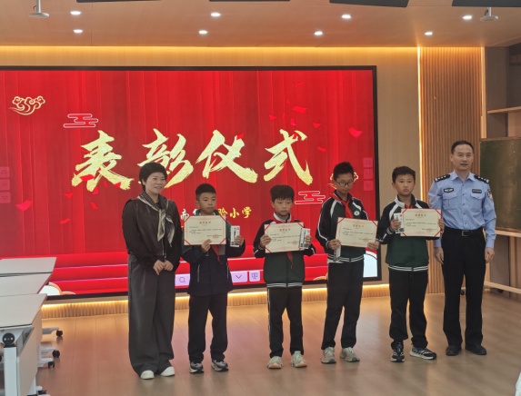 4名小学生买零食时,装有1万元现金的红包“从天而降”,小卖部老板也吓了一跳! 4名小学生买零食时,装有1万元现金的红包“从天而降”,小卖部老板也吓了一跳!