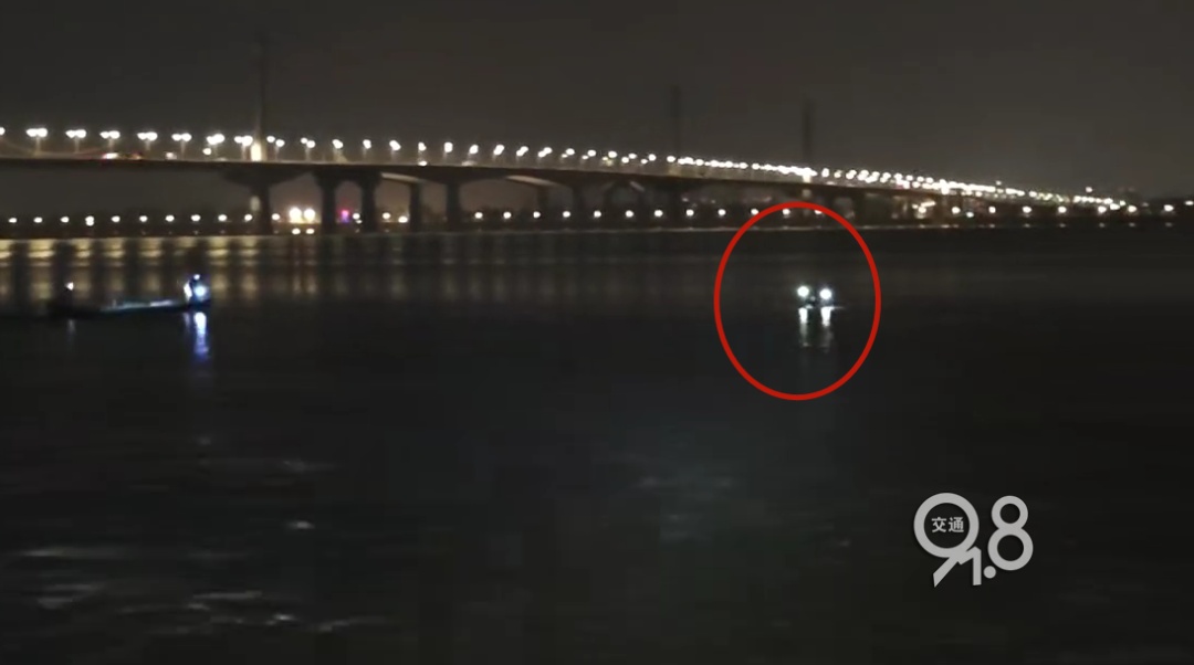 “救命！”两名男子钱塘江边夜钓时突发，情况紧急
