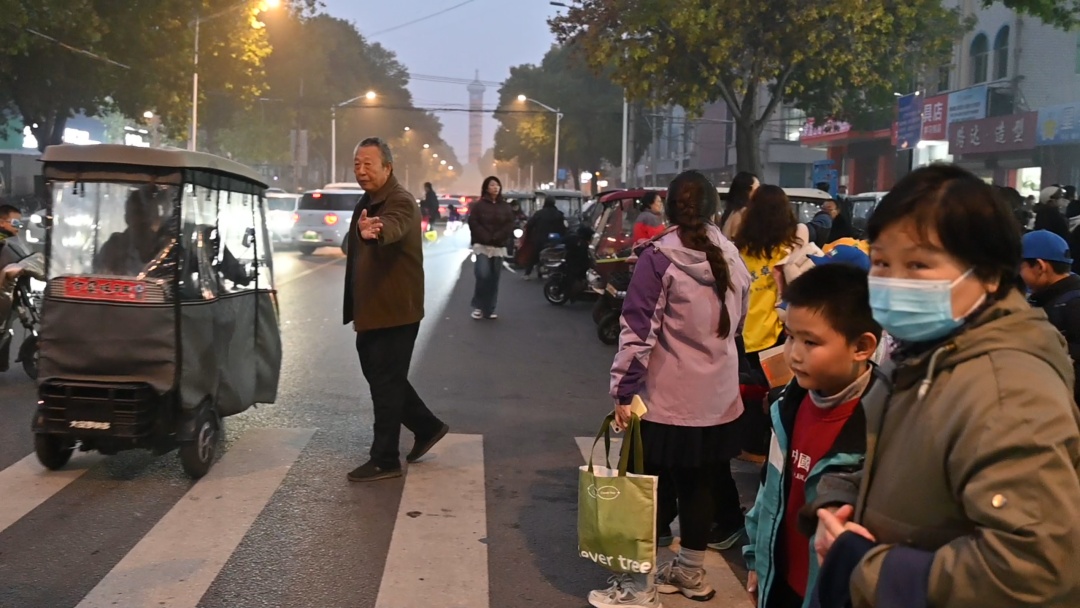 全网点赞！河北这位“红绿灯爷爷”火了