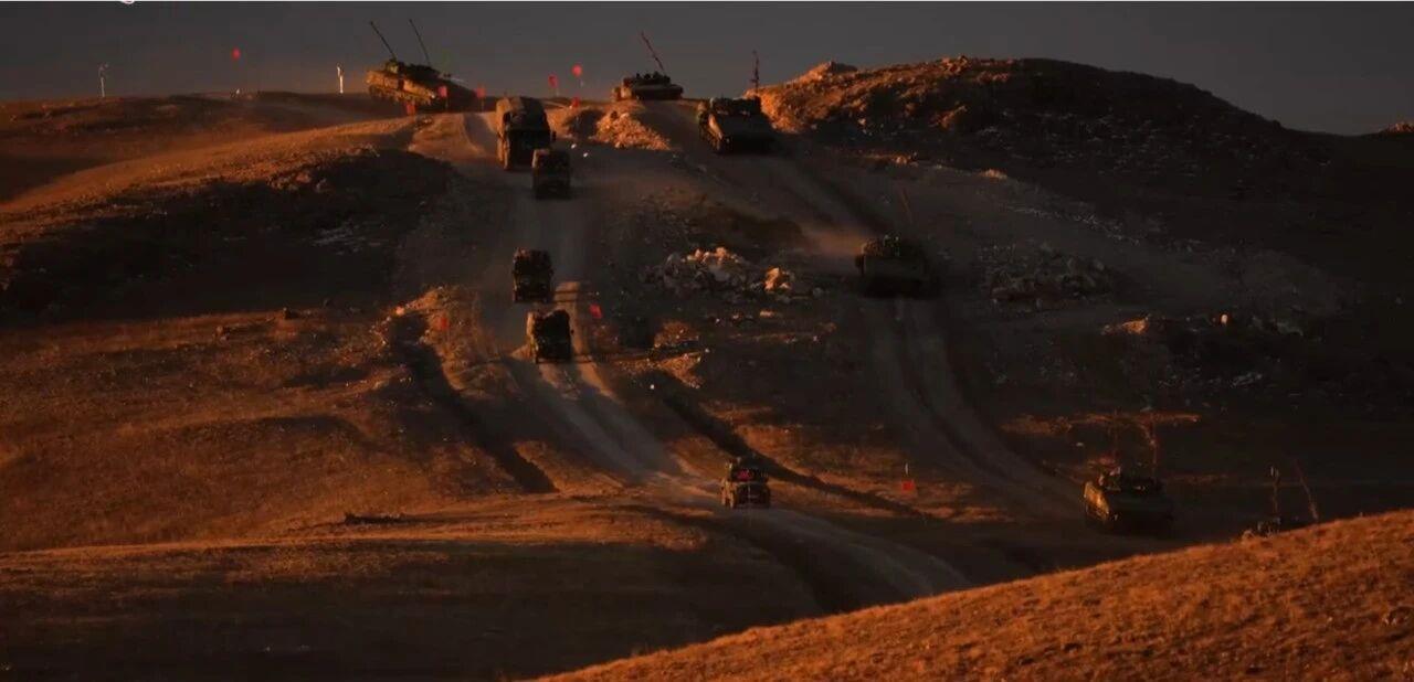 大场面!机器狗、无人机开路,实兵对抗演练画面公布 大场面!机器狗、无人机开路,实兵对抗演练画面公布