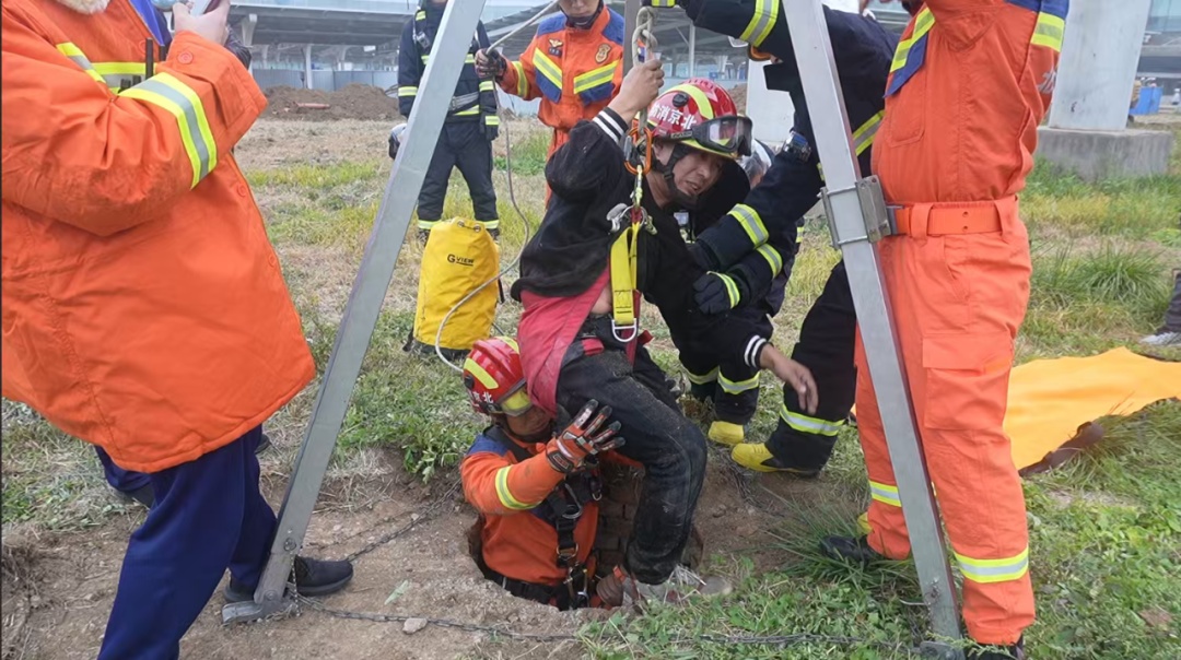 惊险！男子不慎坠入废弃井，开发区消防紧急救援