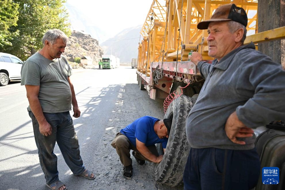 一带一路故事绘丨天堑变通途——帕米尔高原上的中塔公路巡礼
