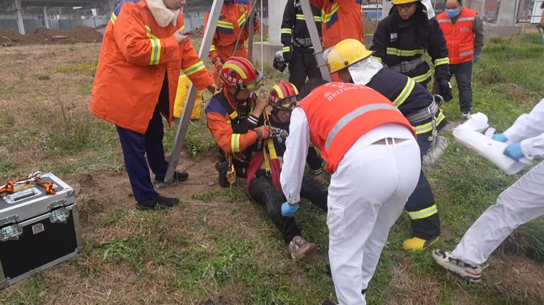 惊险！男子不慎坠入废弃井，开发区消防紧急救援