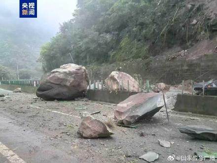 云南昭通发生山体落石 G85银昆高速昆明至重庆方向交通中断 云南昭通发生山体落石 G85银昆高速昆明至重庆方向交通中断