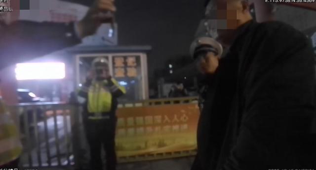 带娃闯卡弃车跑！醉驾男子落网，聊城交警：违法记录跟你一辈子！