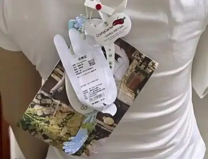 太离谱！吊牌做得比脸还大！商家：无奈，没招了……