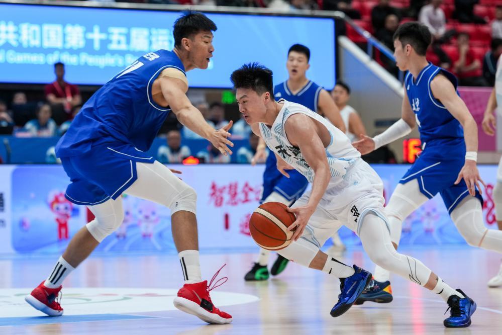 全运会男篮比赛:周琦和胡金秋“双塔”优势明显 争冠热门四川队大胜对手 全运会男篮比赛:周琦和胡金秋“双塔”优势明显 争冠热门四川队大胜对手