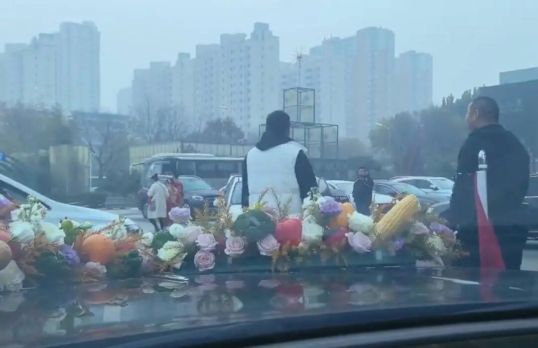 “不给50条烟不让走” ? 知情者称一婚车被拦,新人弃车离开,律师:已达刑事立案标准 “不给50条烟不让走” ? 知情者称一婚车被拦,新人弃车离开,律师:已达刑事立案标准