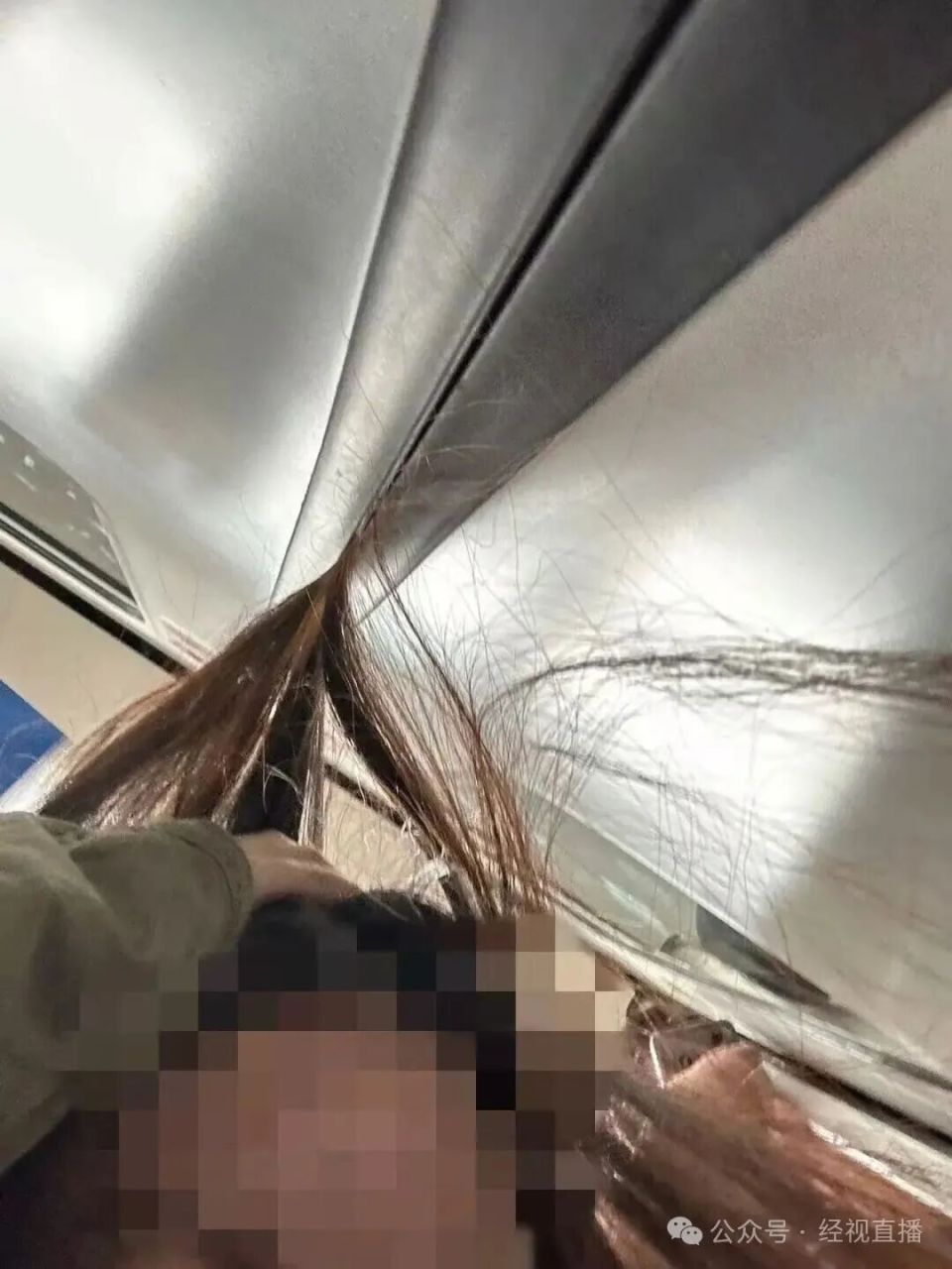 武汉一女子乘地铁头发被车门夹住,夹了一站路才脱困 武汉一女子乘地铁头发被车门夹住,夹了一站路才脱困