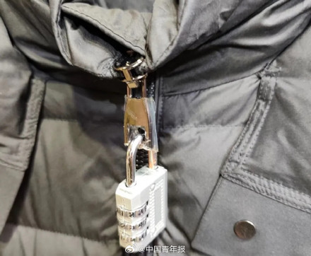 斗智斗勇！商家为防蹭穿给衣服上锁！网友热议...