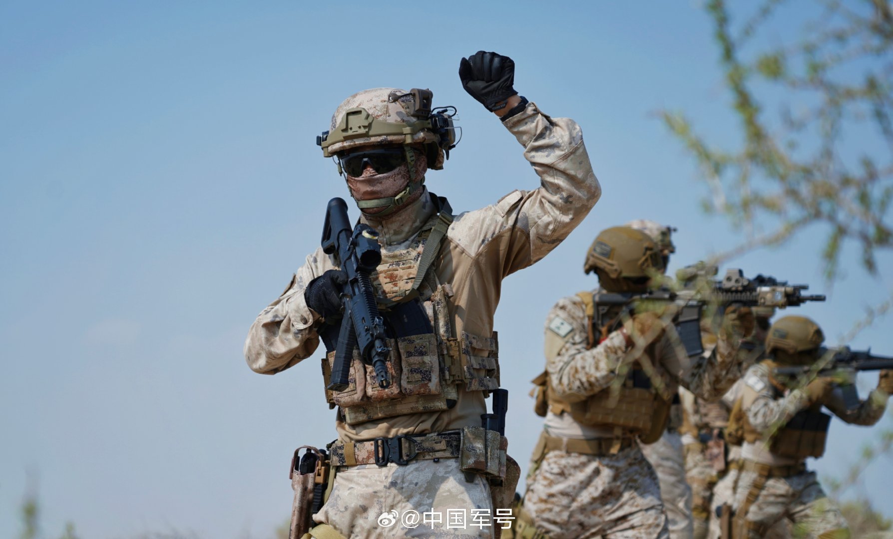 大场面来了!中沙“蓝剑-2025”海军联合训练现场 大场面来了!中沙“蓝剑-2025”海军联合训练现场