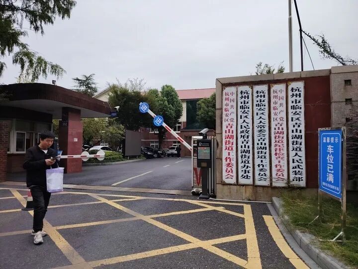 柯基犬主人持酒瓶暴打马犬事件进展:当事人被拘,马犬已脱离危险期 柯基犬主人持酒瓶暴打马犬事件进展:当事人被拘,马犬已脱离危险期