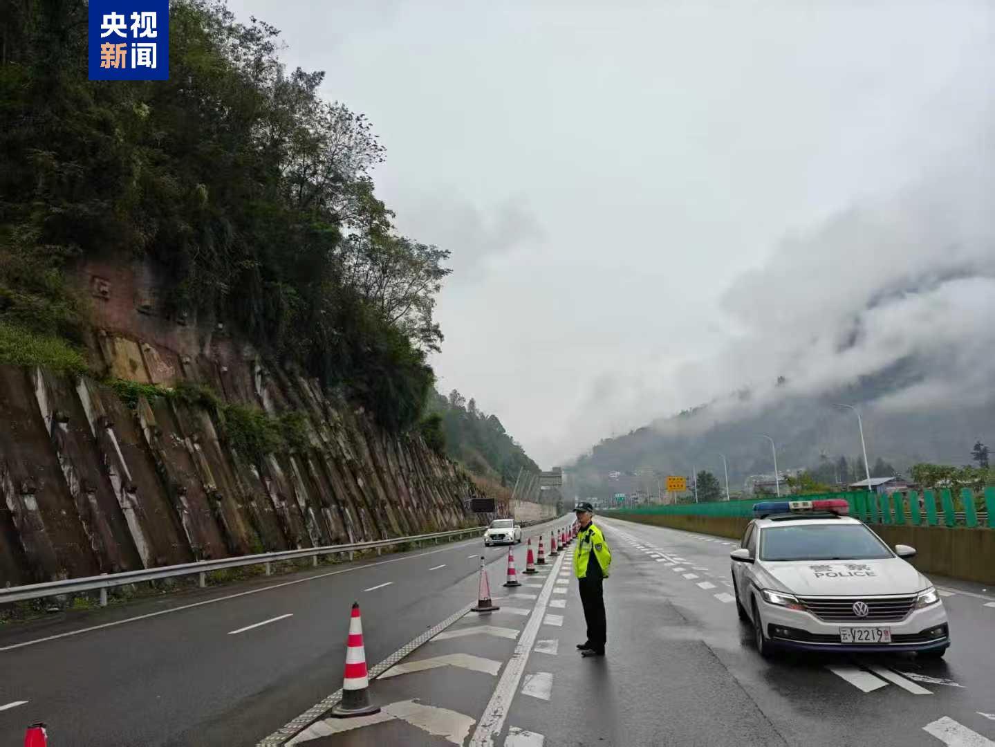 G85银昆高速云南昭通段发生山体落石 昆明至重庆方向交通中断 G85银昆高速云南昭通段发生山体落石 昆明至重庆方向交通中断