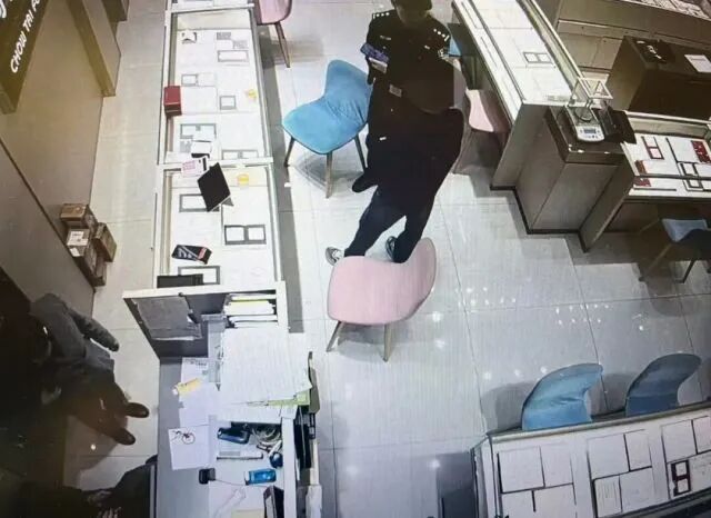股市套现170万元后，杭州男子豪购300克金条！老板当场报警......